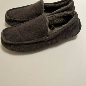UGG Men's  Slipper size 11